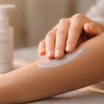 découvrez si le thiamidol est dangereux pour la peau, ses effets, et comment l'utiliser en toute sécurité dans vos soins dermatologiques.