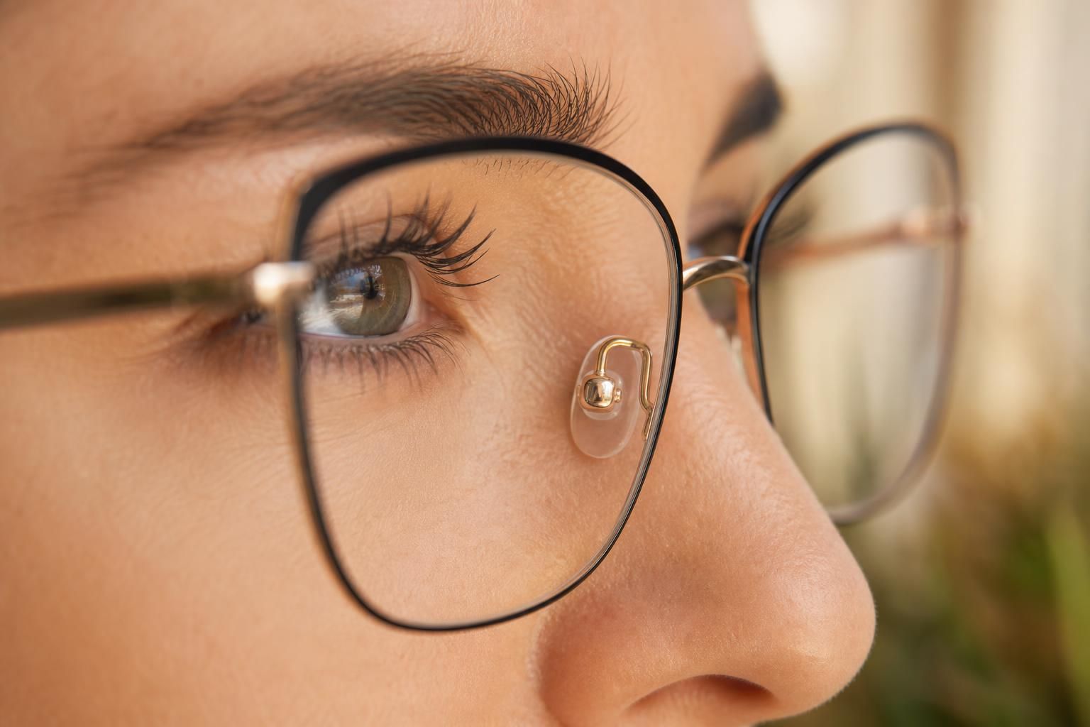 découvrez nos astuces efficaces pour éviter que vos lunettes ne glissent sur votre nez et profiter d'un maintien parfait toute la journée.