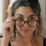 découvrez des astuces efficaces pour empêcher vos lunettes de glisser sur votre nez et profitez d'un confort optimal toute la journée.