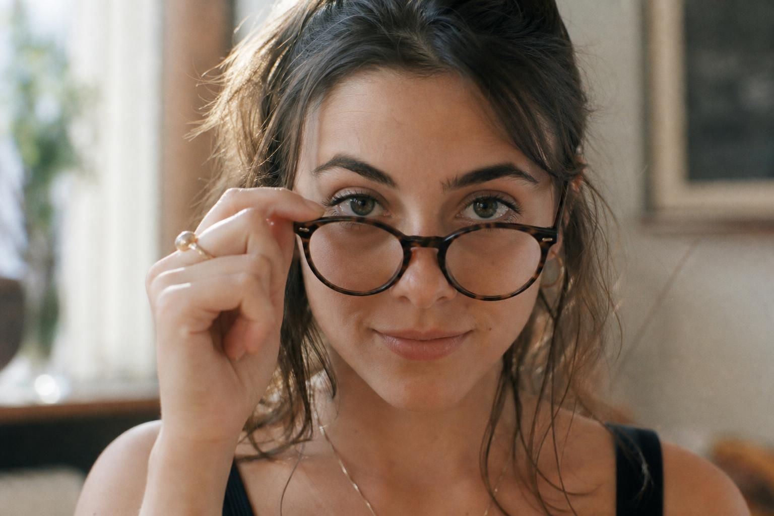 découvrez des astuces efficaces pour empêcher vos lunettes de glisser sur votre nez et profitez d'un confort optimal toute la journée.