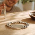 découvrez les avantages et les inconvénients de faire graver une gourmette, pour personnaliser ce bijou unique tout en connaissant les aspects à prendre en compte.