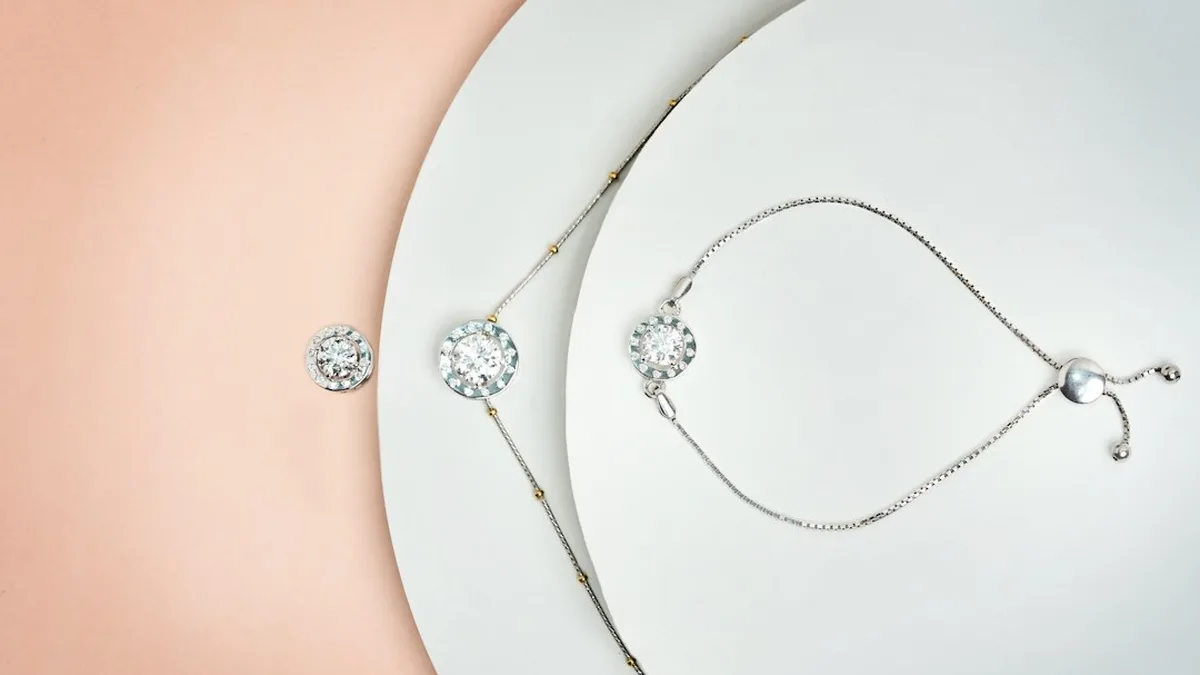 parure bijou decollete plongeant — La parure de bijou parfaite avec un décolleté plongeant